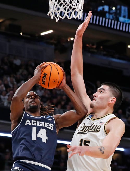 /i14/ shoots the ball past Purdue Boilermakers center Zach Edey (15) during NCAA Men’s Basketball Tournament game, Sunday, March 24, 2024, at Gainbridge Fieldhouse in Indianapolis.
