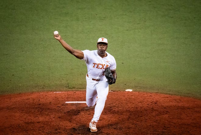 Texas Longhorns pitcher Andre Duplantier II (88) pitches in the fourth inning of the LonghornsÕ game against the UTRGV Vaqueros at UFCU Disch-Falk Field, Tuesday, April 16, 2024.
